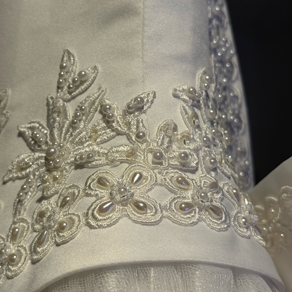 Vintage, White Sleeveless Wedding Gown with beaded bodice and full tulle skirt - Picture 6 of 16